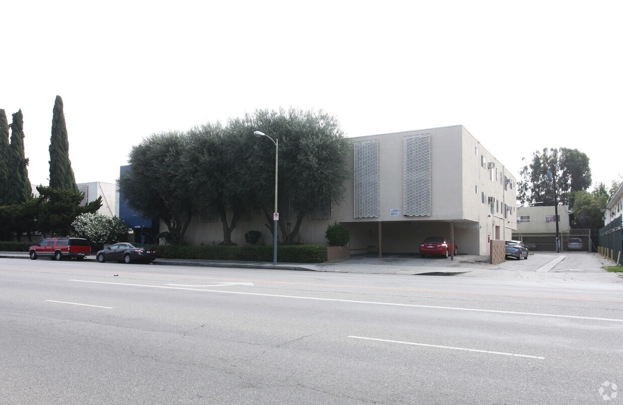 Building Photo - 5030 Woodman Ave
