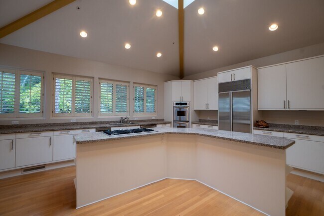 Foto del edificio - Spectacular 3 bed/3 bath home, gated community, walk to town!