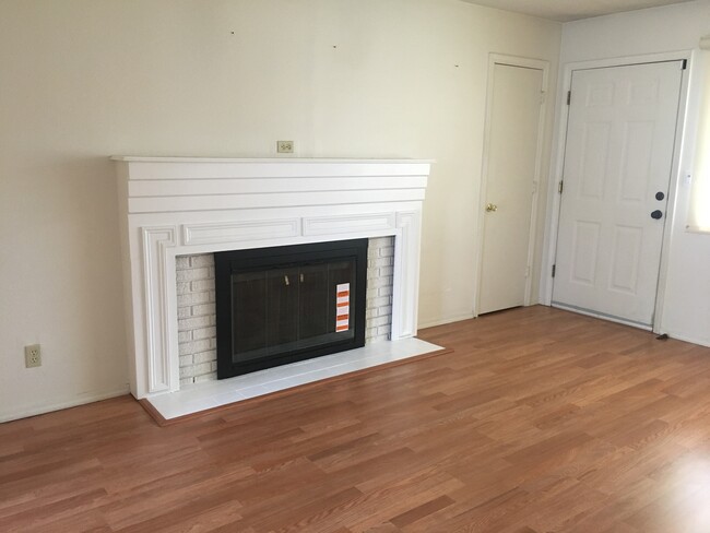 Building Photo - Charming 2BD Duplex in a Prime Vancouver L...