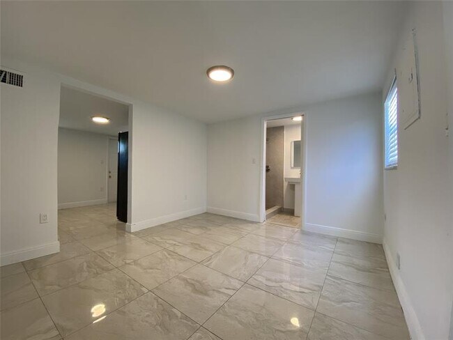 Foto del edificio - 2250 NW 103rd St
