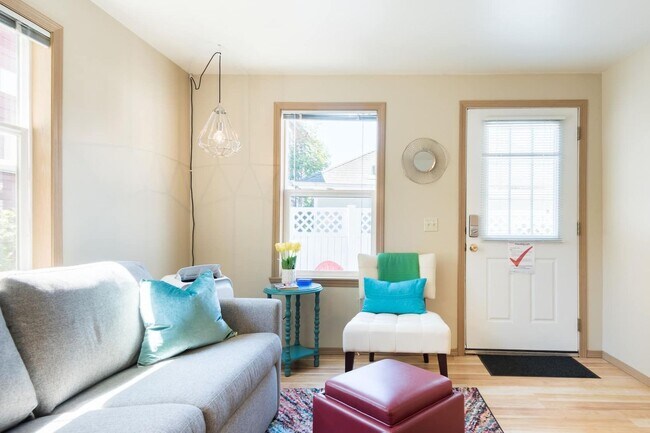 Foto del edificio - Adorable 1 Bed 1 Bath Cottage, 2 Blocks Fr...