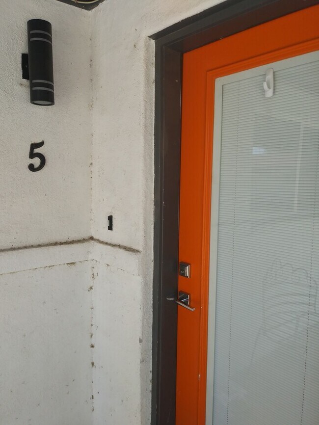 Building Photo - Urban Chic Two-Bedroom For Lease!!