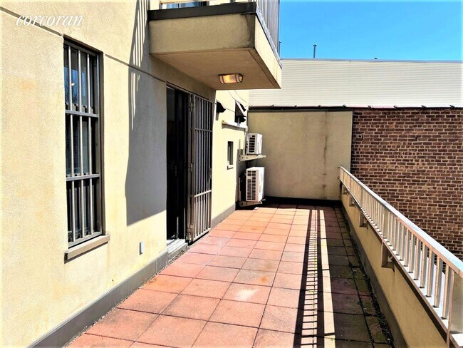 Foto del edificio - 128 Dupont St