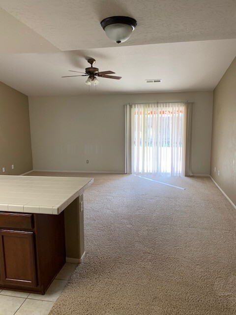 Building Photo - Beautiful 3 Bedroom 2 Bath Available Now!