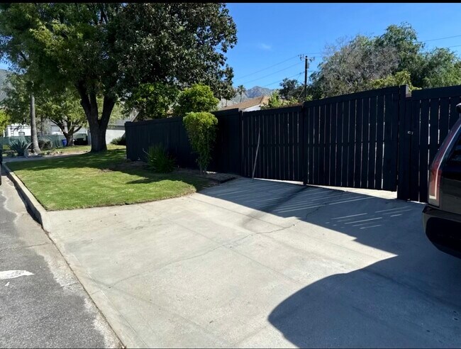 Foto del edificio - 3082 Thurin Ave