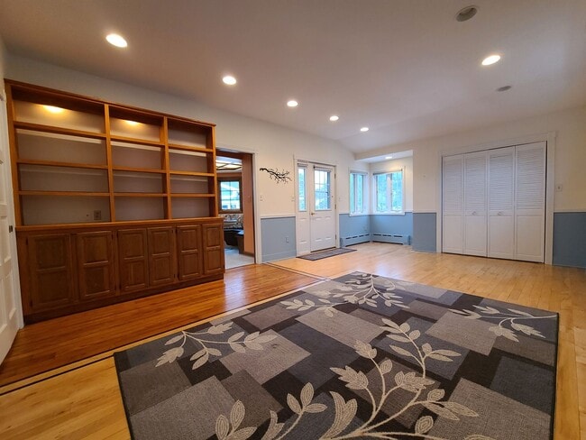 Building Photo - Charming 3-Bedroom, 2-Bathroom Home in South Haven, MI