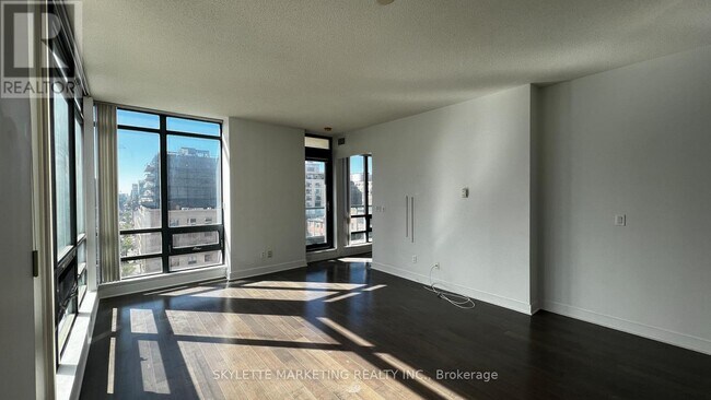 Photo du bâtiment - 438 King St W