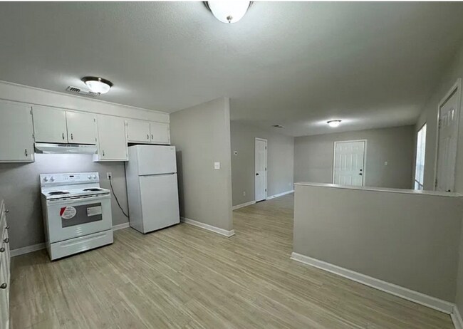 Foto del edificio - 251 Lawrence Rd