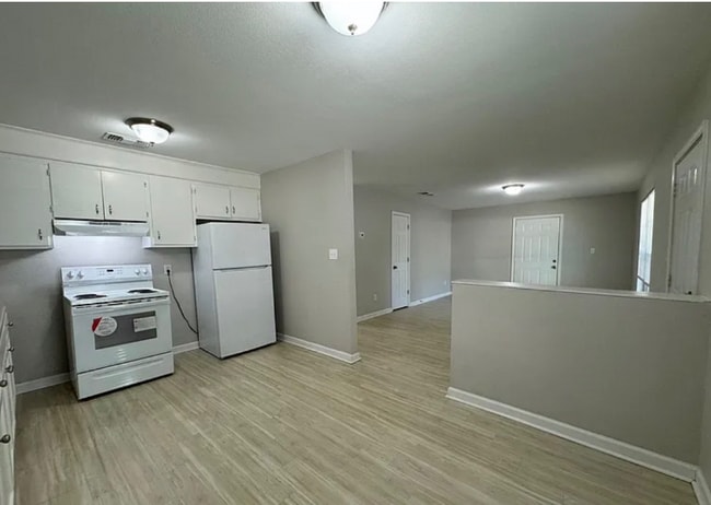 Building Photo - 251 Lawrence Rd