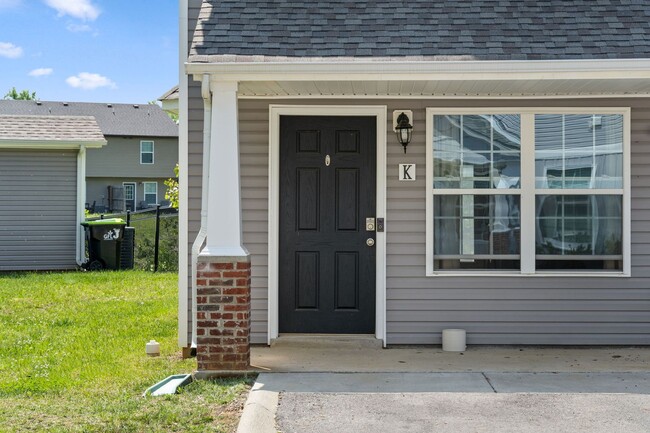 Building Photo - Nice Townhome Close to Tennova Hospital