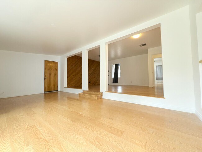 Foto del edificio - Beautiful 3 bedroom + 2 bath property in L...