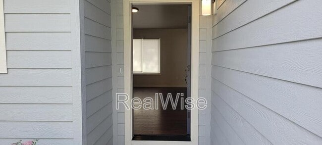 Building Photo - 1775 Daffodil Ln