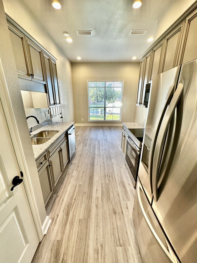 Foto del edificio - 8022 Brookside Ln