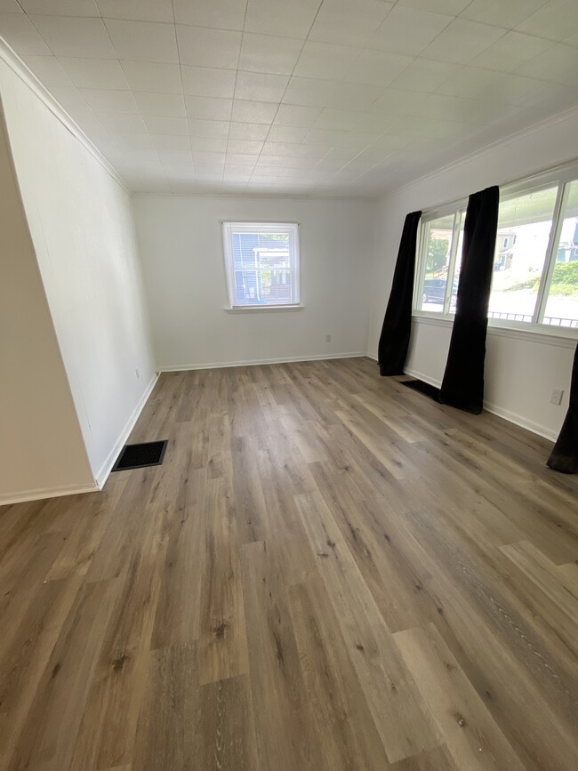 Living Room - 2305 S Burdick St