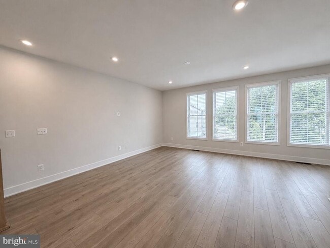 Building Photo - 135 Heyford Dr