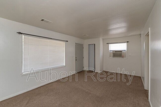 Building Photo - 128 E Hall St