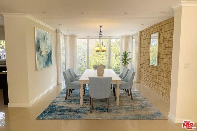 Foto del edificio - 1743 Stone Canyon Rd