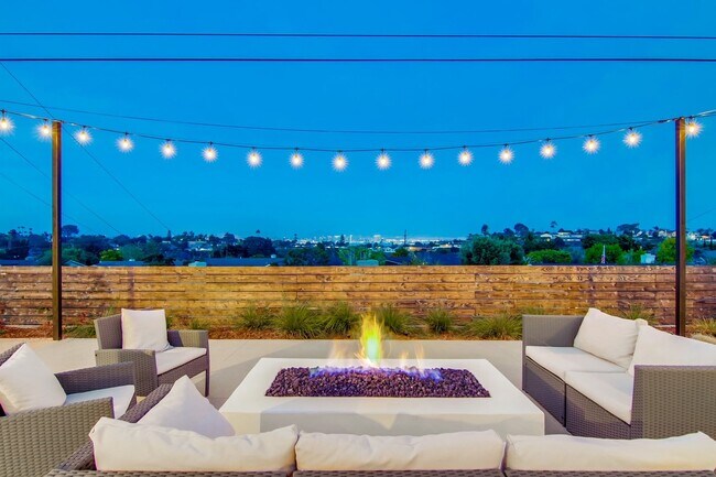 Building Photo - Gorgeous and Modern Point Loma House