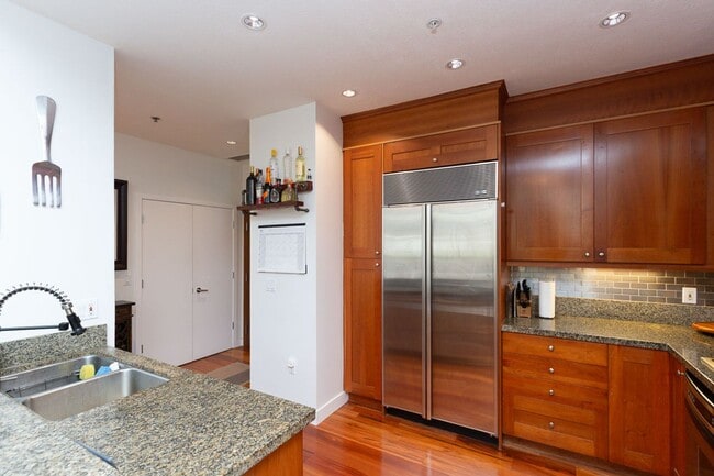 Building Photo - 2 Bed, 2 Bath Condo at Park Place-Downtown...