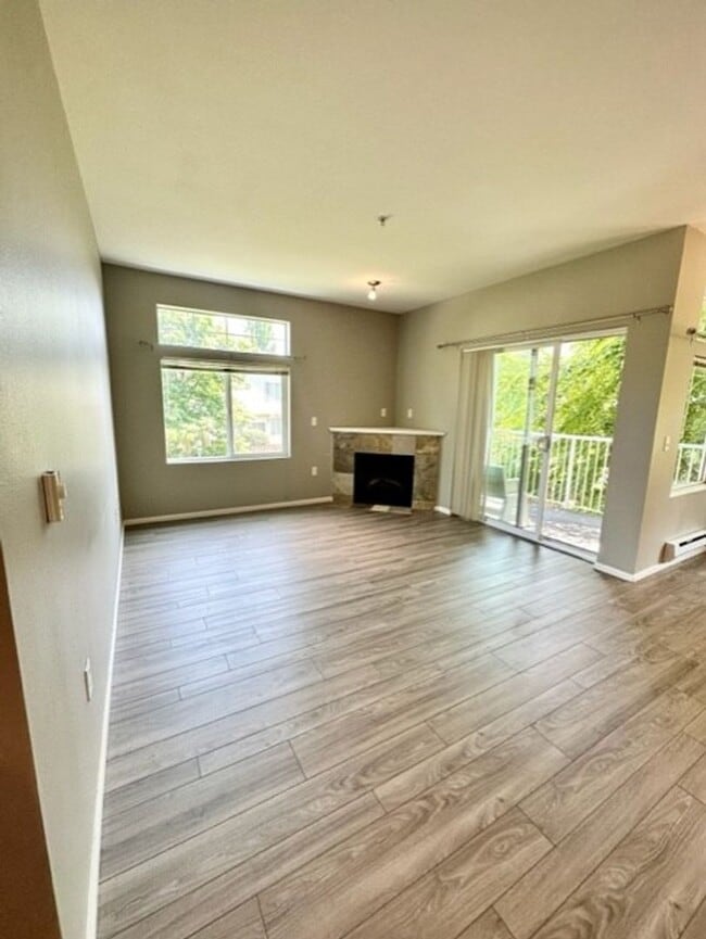 Building Photo - Charming corner 2 bedroom 2 bath with atta...