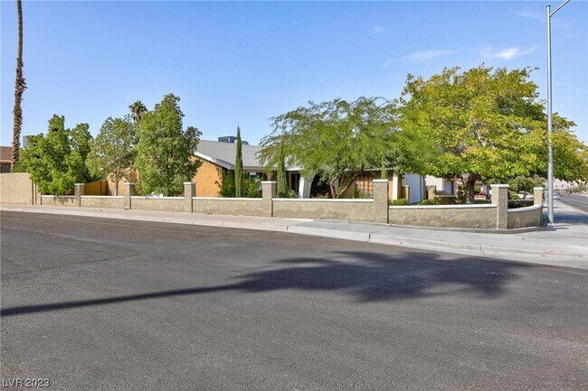 Foto del edificio - 628 Greenway Rd