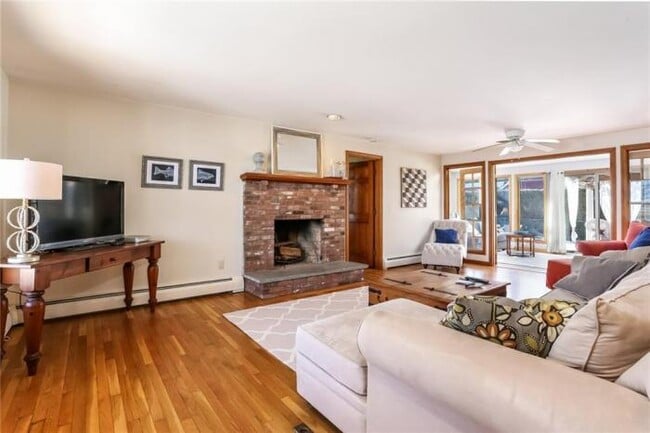 Foto del edificio - 3 bedroom in Barrington RI 02806