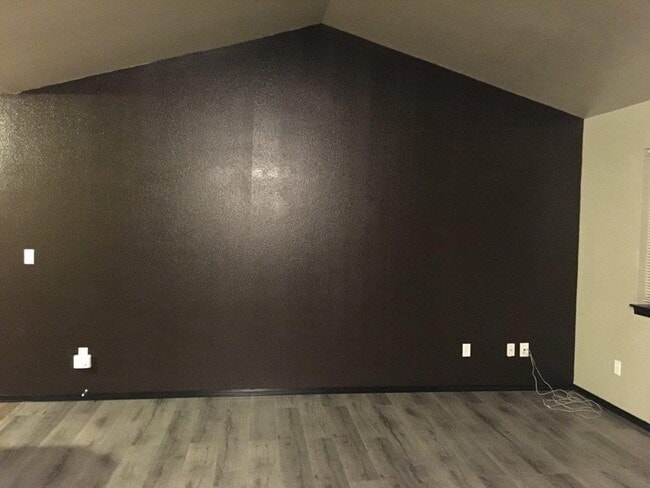 Building Photo - Super Clean Duplex.  WSG Included!