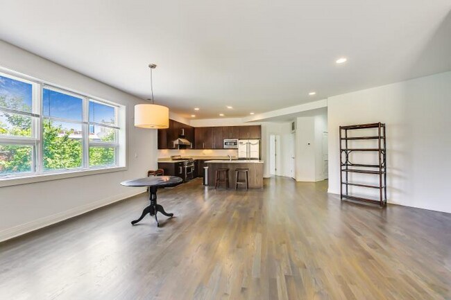Foto del edificio - 5771 N Ridge Ave