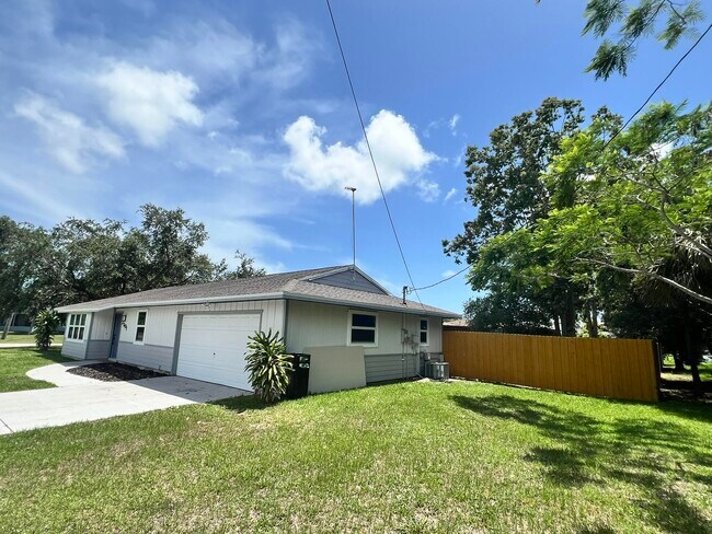 Foto del edificio - 2301 SE Lennard Rd