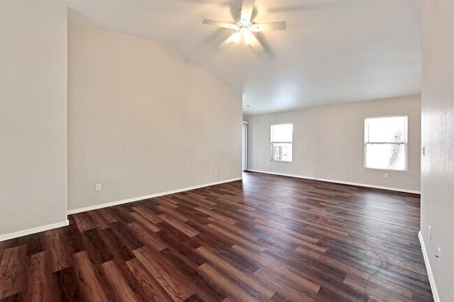 Foto del edificio - 11322 W Eden McKenzie Dr