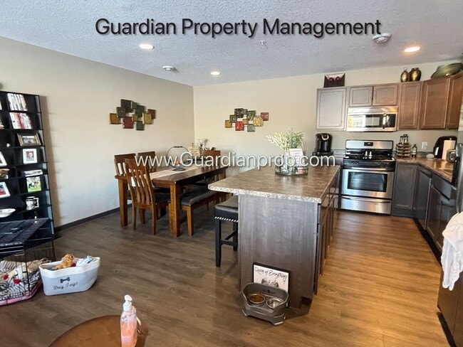 Building Photo - End Unit Town Home, Walk Out Patio, 2 Car ...