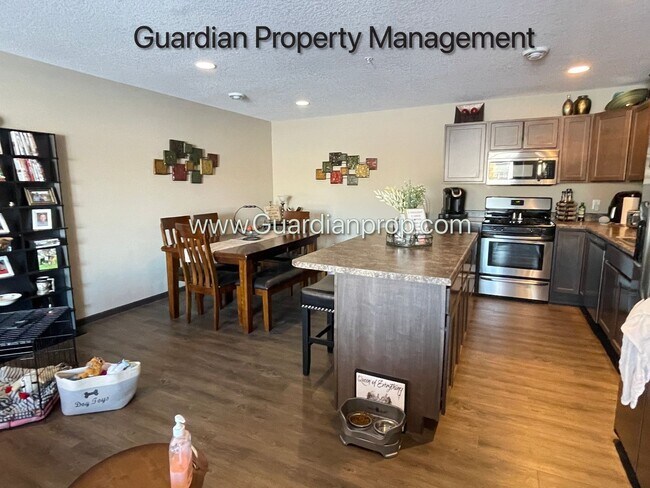 Foto del edificio - End Unit Town Home, Walk Out Patio, 2 Car ...