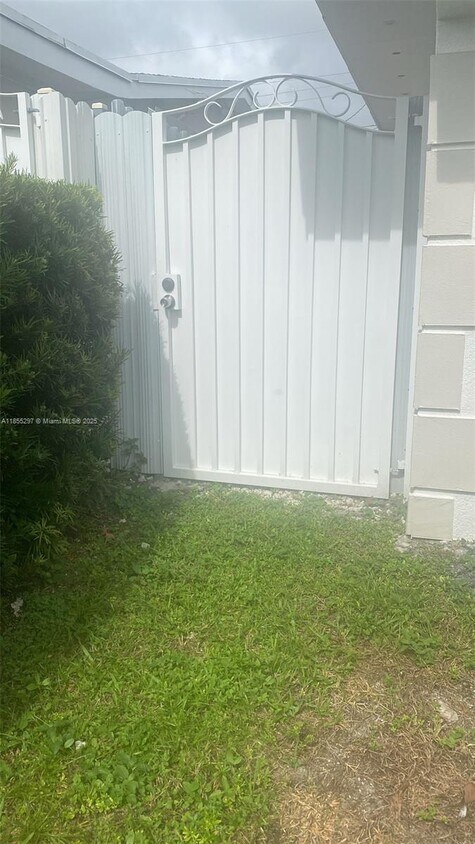 Primary Photo - 6725 Ixora Dr