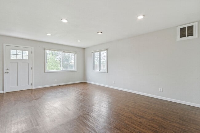 Building Photo - 813 E 57th St