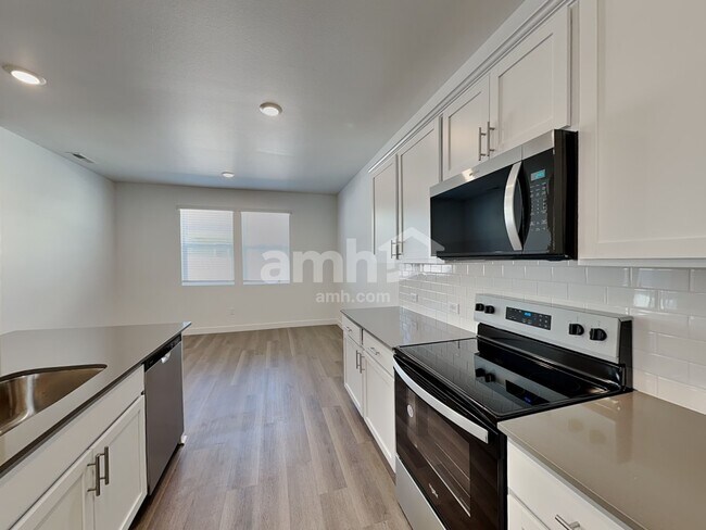 Building Photo - 4847 85th Dr NE
