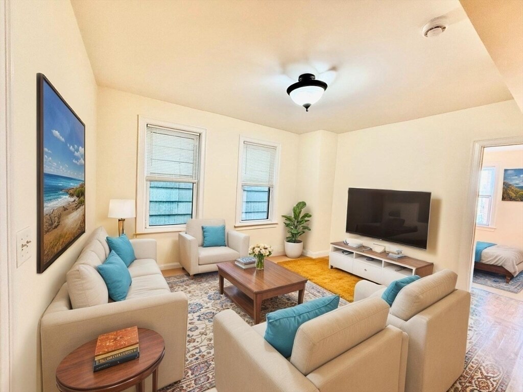 Foto principal - 726 Cambridge St
