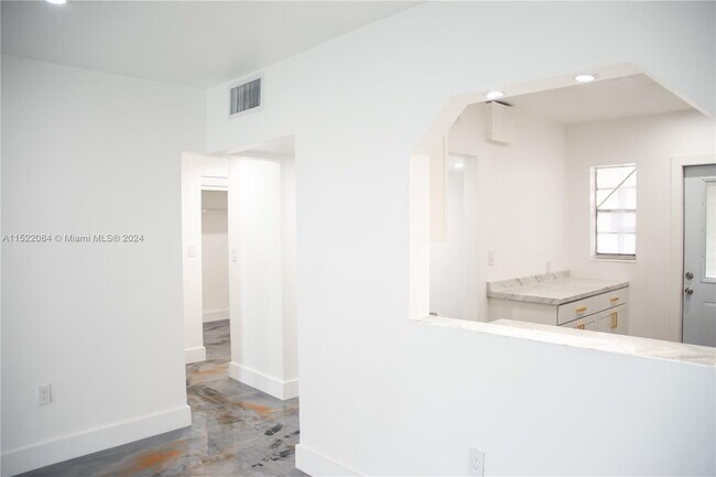 Building Photo - 251 NE 187th St