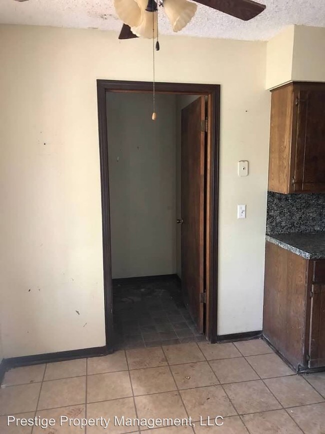 Building Photo - 3 br, 1 bath House - 1001 E Will Rogers Dr