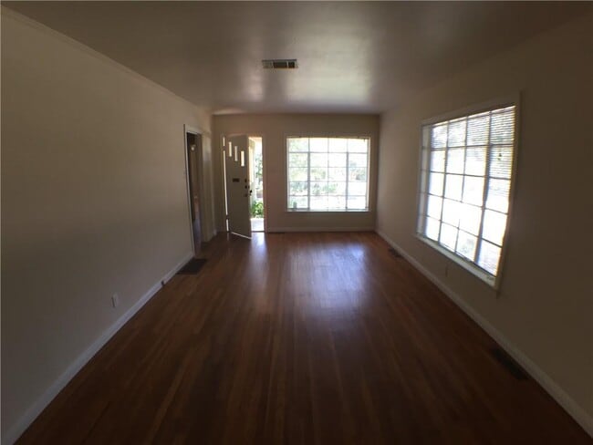 Building Photo - 2000 Schulle Ave