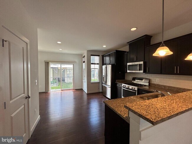 Building Photo - 212 Shamrock Dr