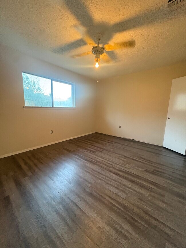 Building Photo - 706 Redstone St