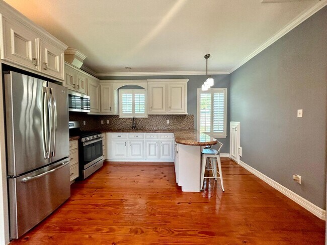 Building Photo - 810 Milwaukee St