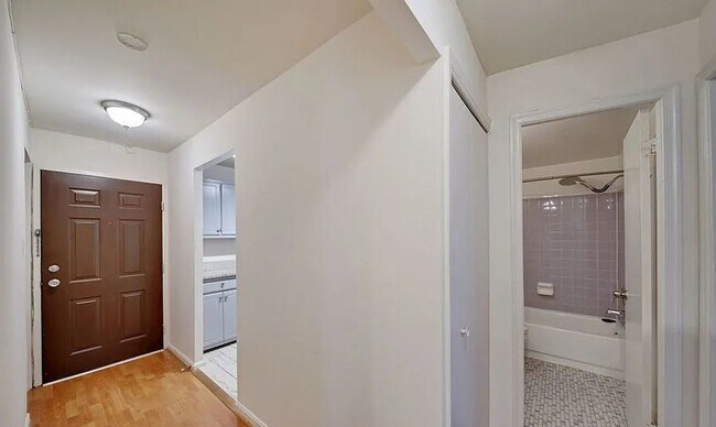 Foto del edificio - Bright & Spacious 3BR/2BA in the Heart of Columbia Heights