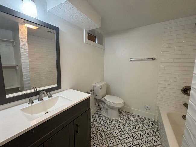 Foto del edificio - Cozy lower level unit with open kitchen and washer/dryer hookups