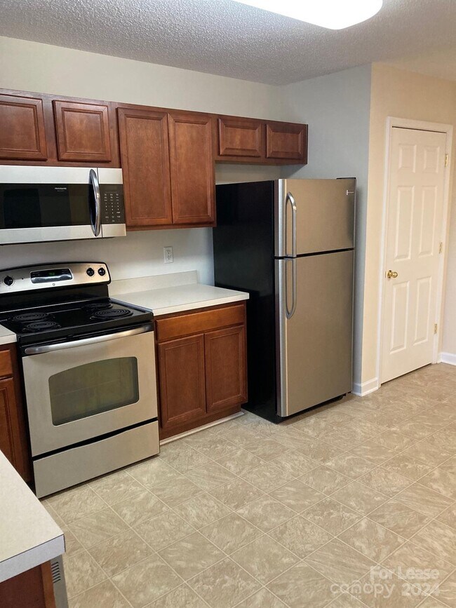 Building Photo - 1613 Oak Leaf Dr NW