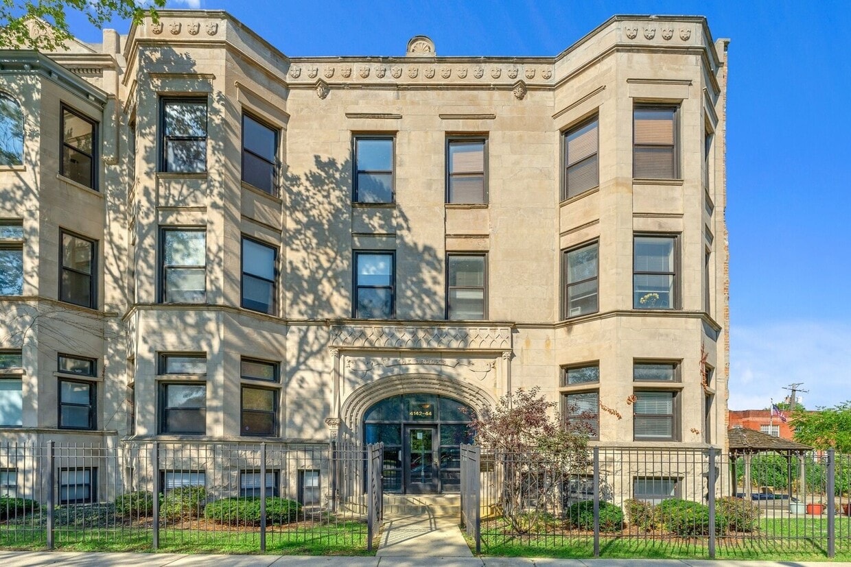 Primary Photo - 4144 S King Dr