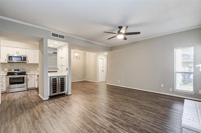 Building Photo - 724 Bering Dr