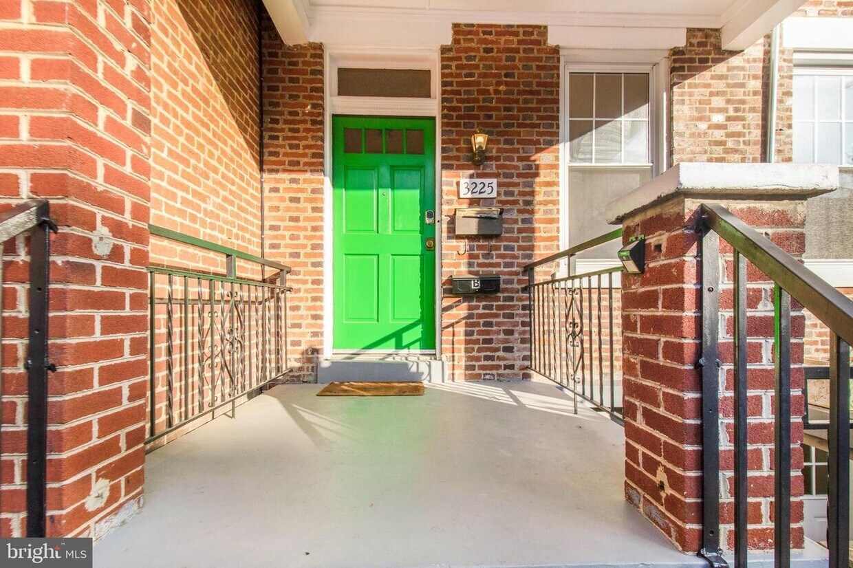 Primary Photo - 3225 Warder St NW