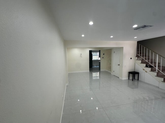 Foto del edificio - 7432 Hazeltine Ave