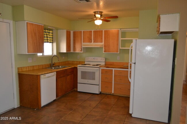 Building Photo - 1162 S Ironwood Dr